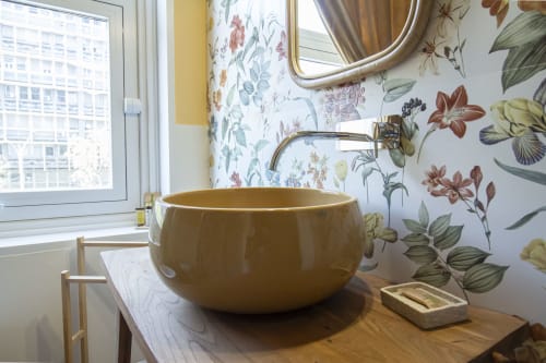 Lussuoso lavabo nel bagno della camera Anemone presso Epimoni B&B, Catania, con vasca in ottone e carta da parati floreale