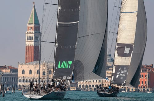 Barche a vela in regata nelle acque di Venezia con la Basilica di San Marco e gli edifici storici sullo sfondo