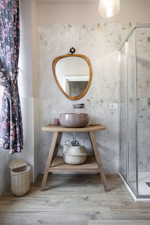 Moderno lavabo in bagno presso Epimoni B&B a Catania con mobile in legno, lavabo in ceramica e specchio a goccia