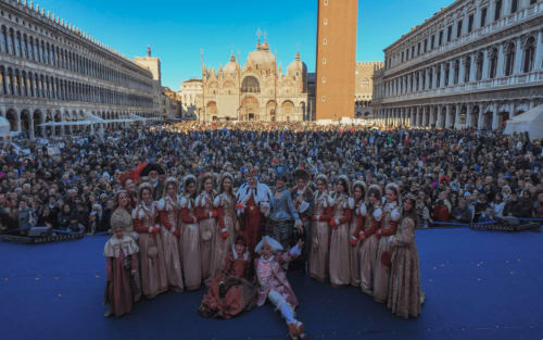 Artisti tradizionali in costume nella Piazza San Marco di Venezia durante la festa
