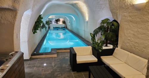 Piscine intérieure et bain à remous en troglodyte. Chauffée et accessible toute l'année .