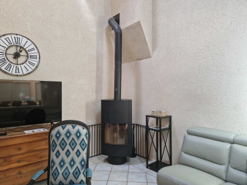 Poêle à bois moderne avec pare feu