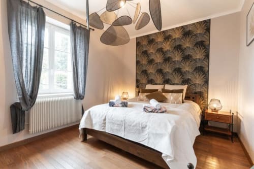 Chambre au rez de chaussée avec lit en teck 160 et grande armoire