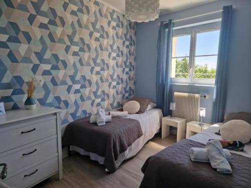 Chambre double au rez de chaussée, avec commode 3 tiroirs et portant à vêtements 