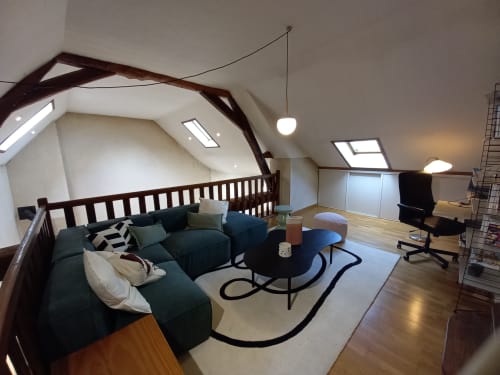 Espace en mezzanine avec canapé et coin bureau. Idéal pour lire ou jouer aux jeux de société.