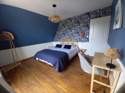 Chambre double climatisée avec armoire et portant à vêtements et avec coin bureau 