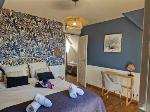 Chambre double climatisée avec armoire et portant à vêtements et avec coin bureau