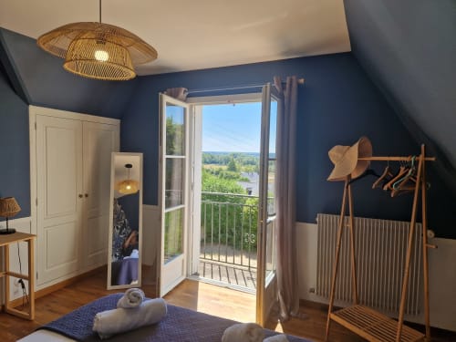 Chambre double climatisée avec armoire et portant à vêtements et avec coin bureau