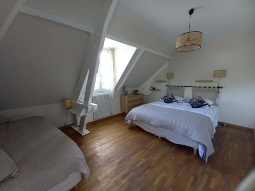 Chambre triple climatisée avec un grand lit de 160 et un lit simple de 90. Commode et armoire pour ranger vos vêtements. 