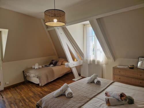 Chambre triple climatisée avec un grand lit de 160 et un lit simple de 90. Commode et armoire pour ranger vos vêtements. 