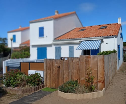 Charmant cottage blanc aux accents bleus et toit en terre cuite aux Relais-Orbigny, un gîte à L'Aiguillon-la-Presqu'île
