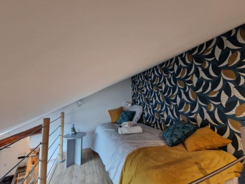 Studio avec Lit double 160 , lit simple en mezzanine avec rangements et kitchenette . Vue sur la cour intérieure.