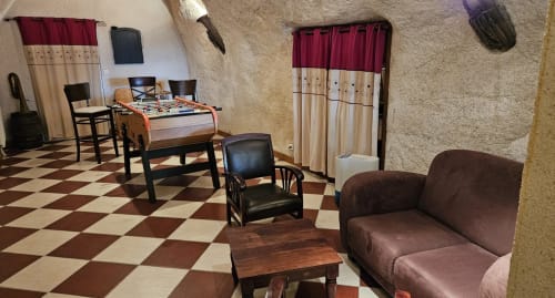 Salle de jeux avec babyfoot et jeu de fléchettes.