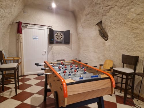 Salle de jeux avec babyfoot et jeu de fléchettes.