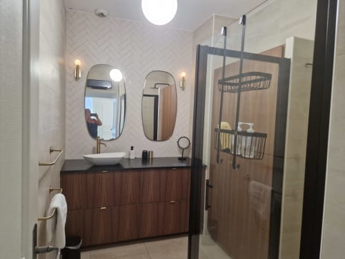 Salle de bain spacieuse avec douche à l'italienne et nombreux rangements.