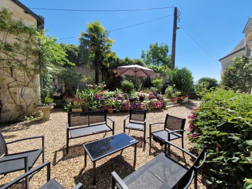 Coin détente dans la cour intérieure avec ce salon de jardin 