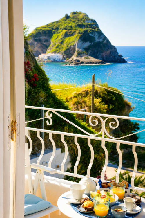 Colazione con vista dalla terrazza di Villa Bina Sea Hotel sul Mar Tirreno e scogliera lussureggiante, Serrara Fontana