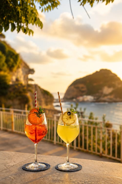 Due cocktail colorati su una terrazza con vista sul Mar Tirreno presso Villa Bina Sea Hotel, Serrara Fontana, Italia