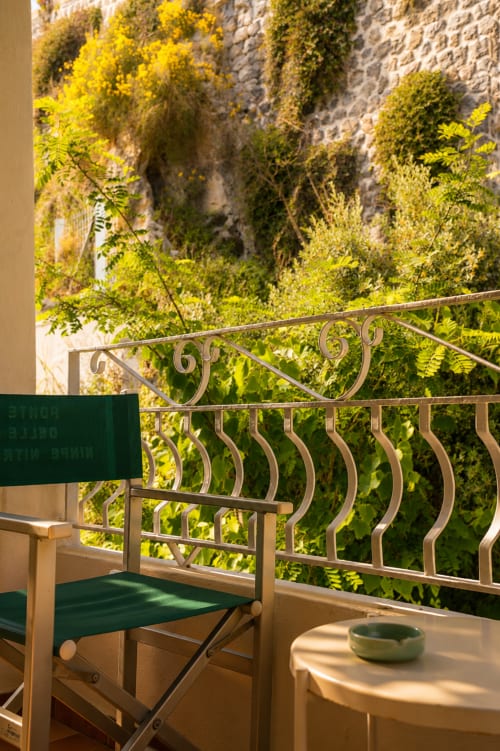 Balcone con ringhiera in metallo ornamentale con vista su un lussureggiante giardino verde presso Villa Bina Sea Hotel, Serrara Fontana
