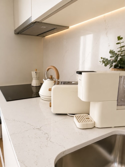 Modern kitchen in Terra Clara Garden Studio, Esposende - white countertop with cream appliances and stainless steel sink
