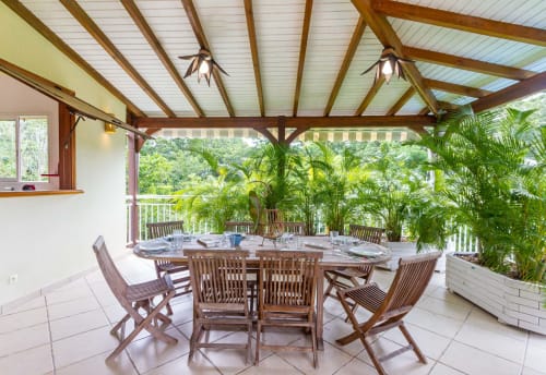 A l'étage, grande terrasse couverte et ventilée pour prendre les repas .