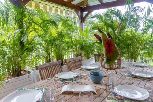 A l'étage, grande terrasse couverte et ventilée pour prendre les repas . Table pouvant recevoir jusqu'à 10 personnes.