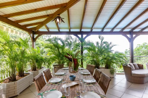 A l'étage, grande terrasse couverte et ventilée pour prendre les repas . Table pouvant recevoir jusqu'à 10 personnes.