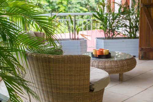 A l'étage, grande terrasse couverte et ventilée avec coin salon.