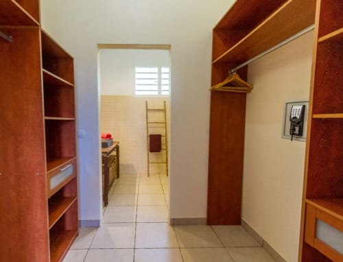Grands rangements de la chambre parentale avec vue salle de bain.