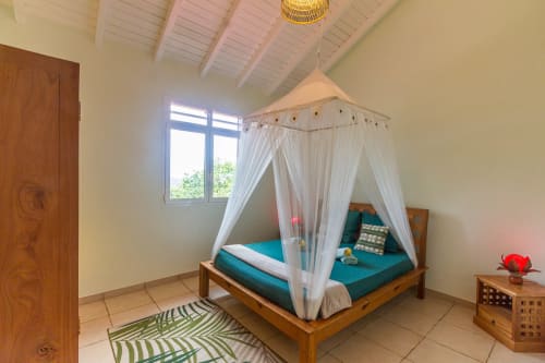 Grande chambre climatisée à l'étage de la villa, avec lit 160, moustiquaire, armoire de rangement.