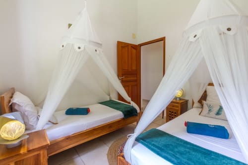 Chambre double climatisée, à l'étage de la villa, avec moustiquaire et placard.