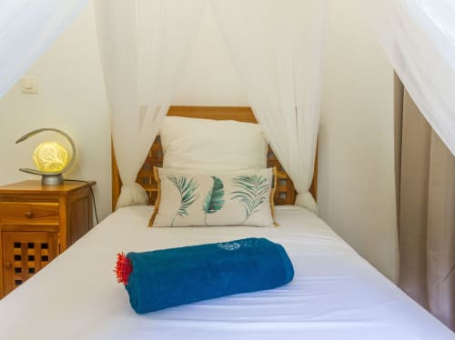 Chambre avec lits jumeaux , climatisée, à l'étage de la villa, avec moustiquaire et placard.