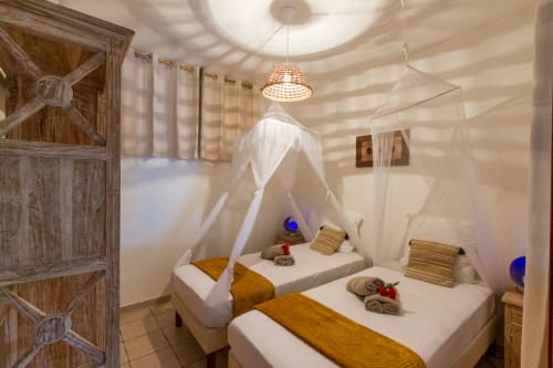 Chambre avec lits jumeaux,  climatisée, avec armoire, au rez de chaussée de la villa.