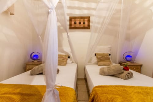 Chambre avec lits jumeaux,  climatisée, avec armoire, au rez de chaussée de la villa.