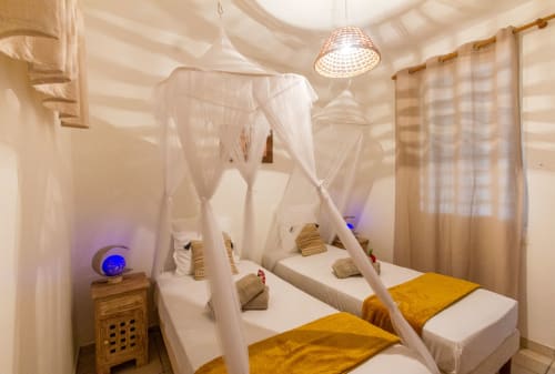 Chambre avec lits jumeaux, climatisée, avec armoire, au rez de chaussée de la villa.