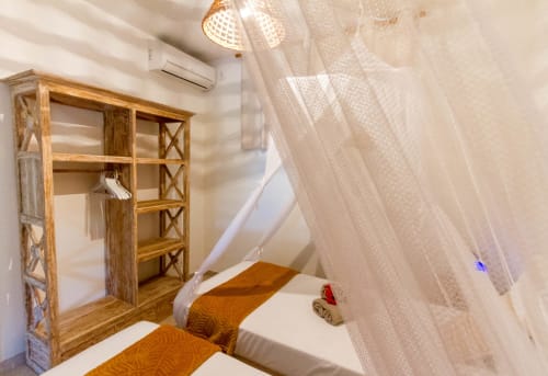 Chambre lits jumeaux, climatisée, avec armoire, au rez de chaussée de la villa.