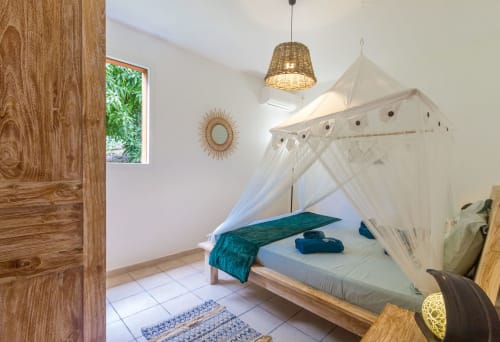 Chambre climatisée avec lit double 160 , moustiquaire et armoire, au rez de chaussée de la villa
