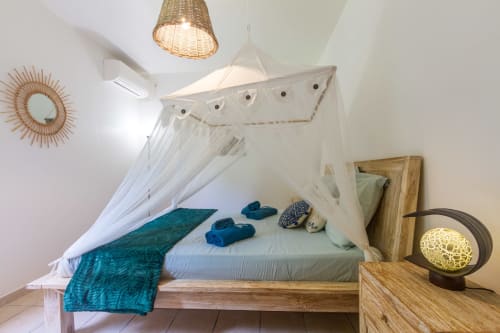 Chambre climatisée avec lit double 160 , moustiquaire et armoire, au rez de chaussée de la villa