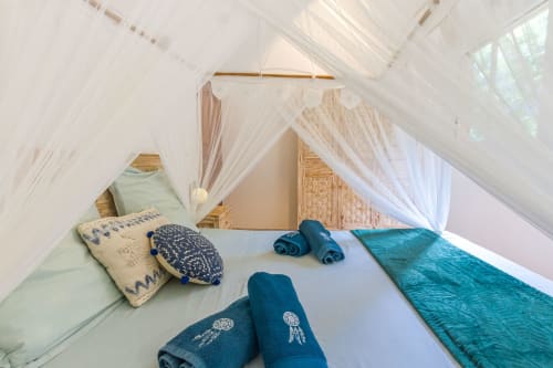 Chambre climatisée avec lit double 160 , moustiquaire et armoire, au rez de chaussée de la villa