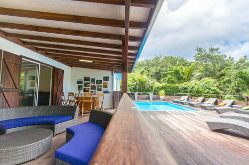Vue sur le salon extérieur, le deck et la piscine. 