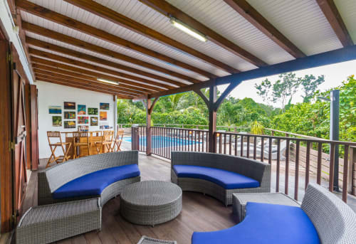 Carbet avec grand salon de jardin extérieur, espace bar et coktails, à coté de la piscine.