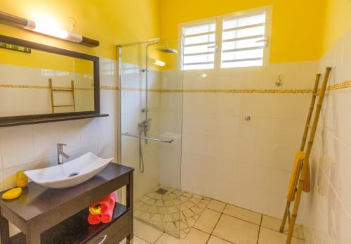 Salle de bain à l'étage, avec carrelage blanc, vasque moderne, douche et WC.