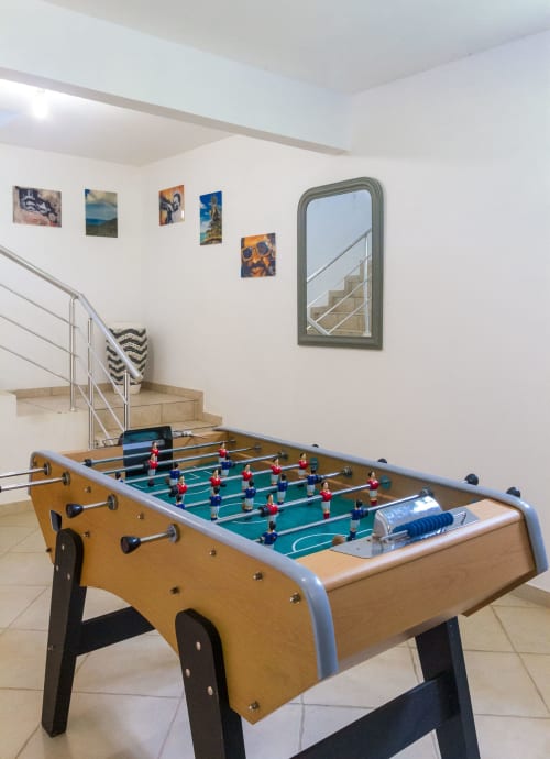Salle de loisirs avec babyfoot. 