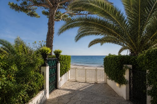 Steinterrasse mit Palmen und Meerblick am Strandapartment Le Fettolina in Cannes