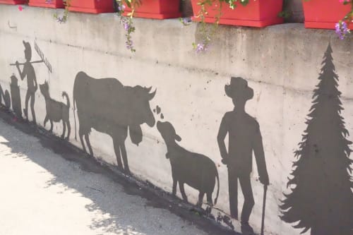 Fresque murale du Gîte La Péniche à Evolène montrant des randonneurs, des animaux et des sapins