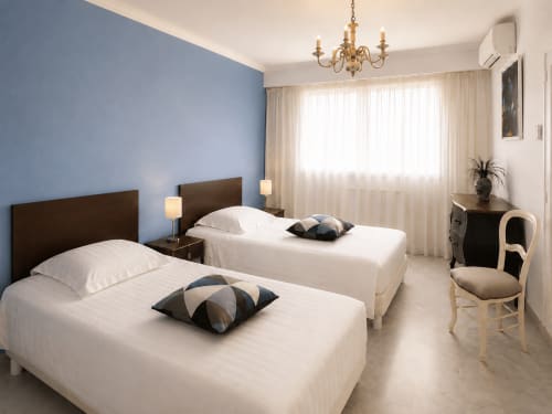 Doppelzimmer im Apartment Le FETTOLINA in Cannes mit Meerblick, Klimaanlage und moderner Ausstattung