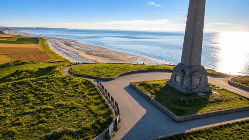 Monument met uitzicht op de kust van Sangatte met groene kliffen en zicht op het Kanaal bij Ô de Mer