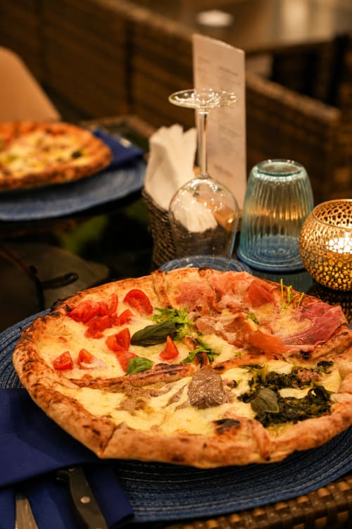 Pizza gourmet con pomodori e basilico presso Villa Bina Sea Hotel a Serrara Fontana, Italia