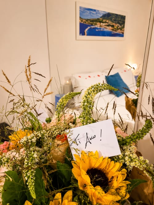 Composizione di girasoli con biglietto di auguri presso Villa Bina Sea Hotel a Serrara Fontana, Italia