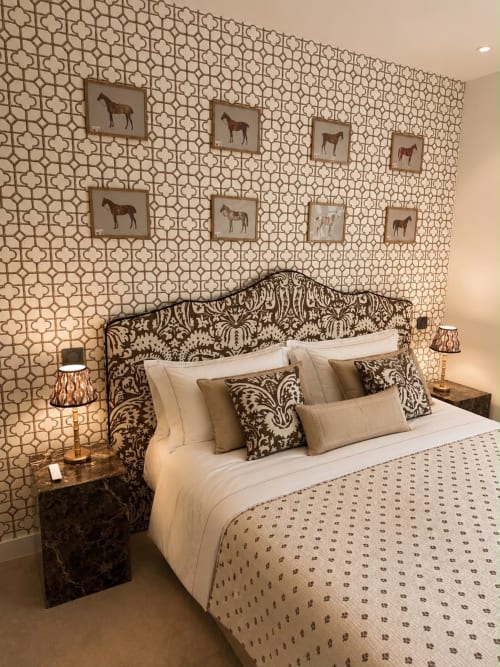 Chambre élégante à Deauville Hills avec papier peint géométrique, tête de lit ornée, art équestre et literie neutre